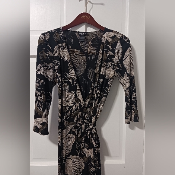 BCBG Wrap Dress , Size Medium, True Wrap,  Very Good Condition - Picture 3 of 8